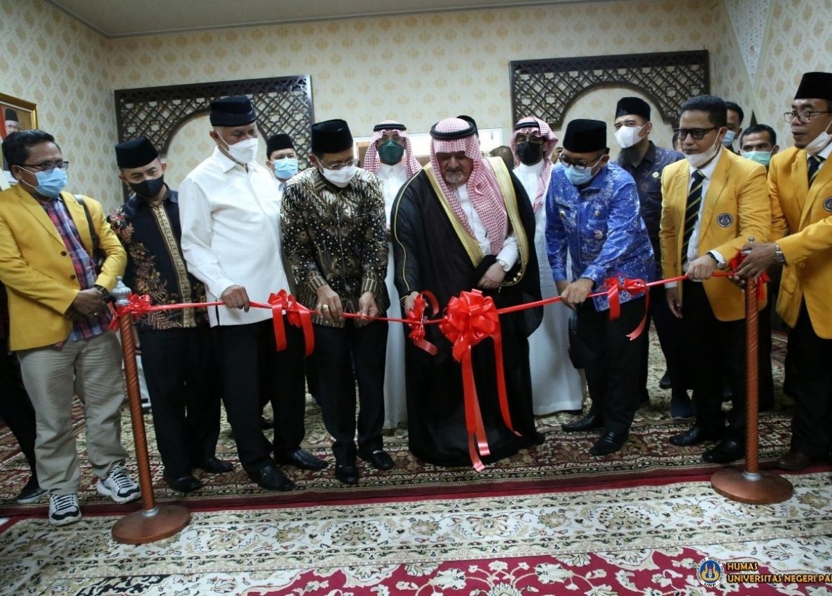 Berita Padang - berita Sumbar terbaru dan terkini hari ini: Duta Besar Syekh Esam bin Ahmed Abed Al-Thagafi resmikan Saudi Corner di UNP.
