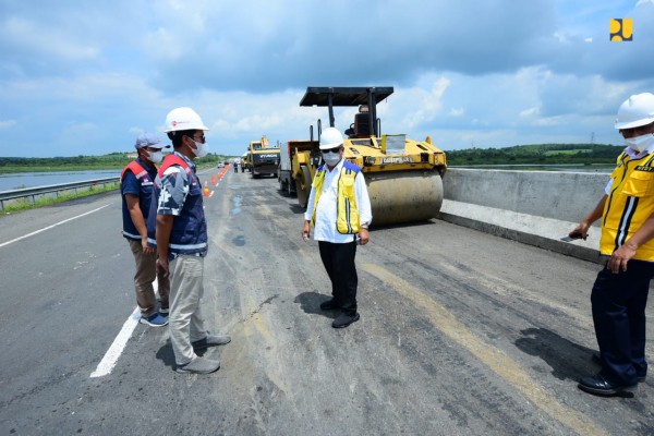 Baca Berita Seputar Tol Trans Sumatra: Menteri Basuki memerintahkan BUJT untuk segera memperbaiki keretakan dan lubang di jalan tol Trans Sumatra