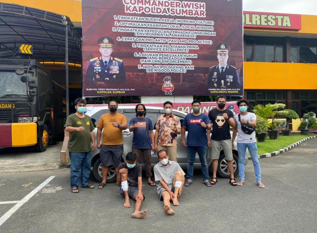 Berita Padang – berita Sumbar terbaru dan terkini hari ini: Polresta Padang berhasil menangkap dua orang lagi yang masuk Daftar Pencarian Orang (DPO) atau buronan kasus pencurian dengan kekerasan dan modus pura-pura menjadi sopir travel.