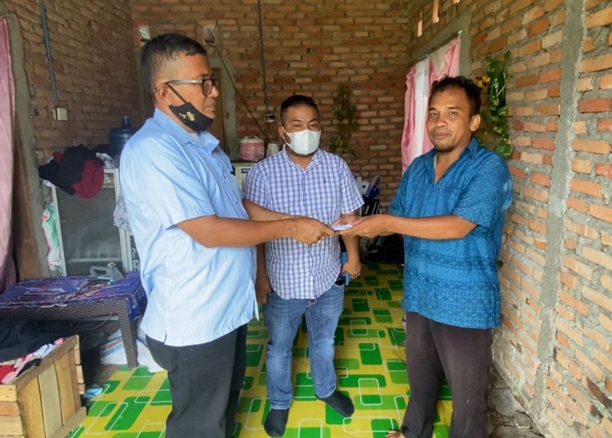 Berita Padang - berita Sumbar terbaru dan terkini hari ini: Seorang pemulung di Padang menerima bantuan becak motor dari Andre Rosiade.