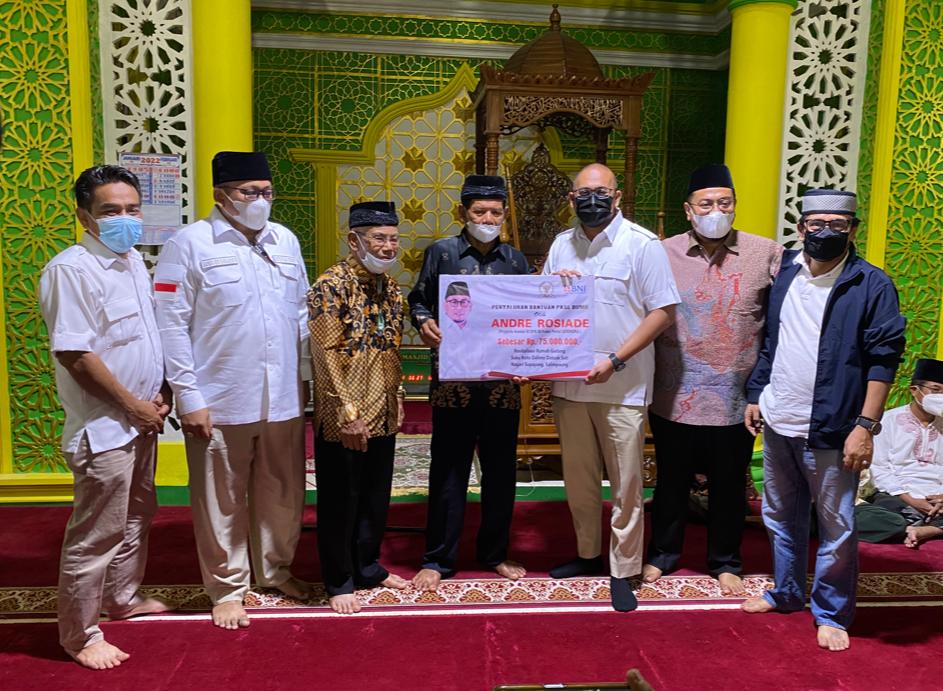 Andre Kucurkan Bantuan untuk 2 Surau 1 Rumah Gadang di Kampung Bak Ubud Bali di Tanah Datar