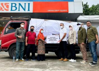Pemimpin Wilayah 02 BNI Padang Faizal A Setiawan menyerahkan bantuan untuk korban gempa di Pasaman Barat. (Foto: dok BNI)