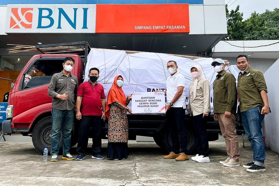 BNI Serahkan Bantuan Sembako untuk Korban Gempa Pasaman Barat