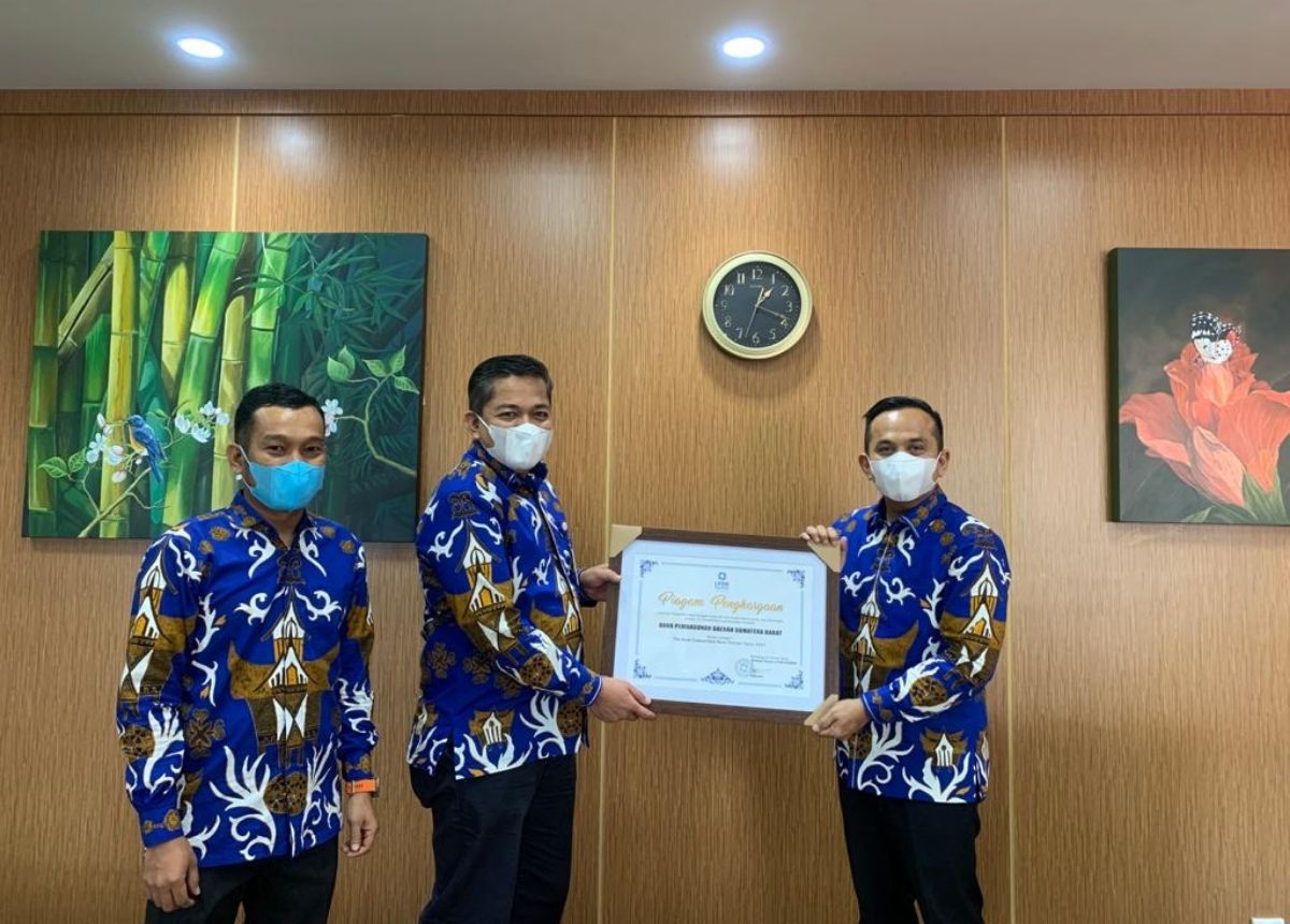  Berita Sumbar terbaru dan terkini hari ini: Bank Nagari meraih penghargaan pada kategori The Most Competitive Rate dari LPDB-KUMKM. 