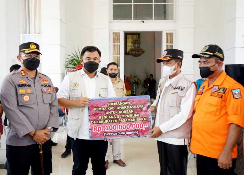 Berita Gempa Pasaman Barat terbaru dan terkini hari ini: Pemkab Dharmasraya serahkan bantuan untuk korban gempa Pasaman Barat.