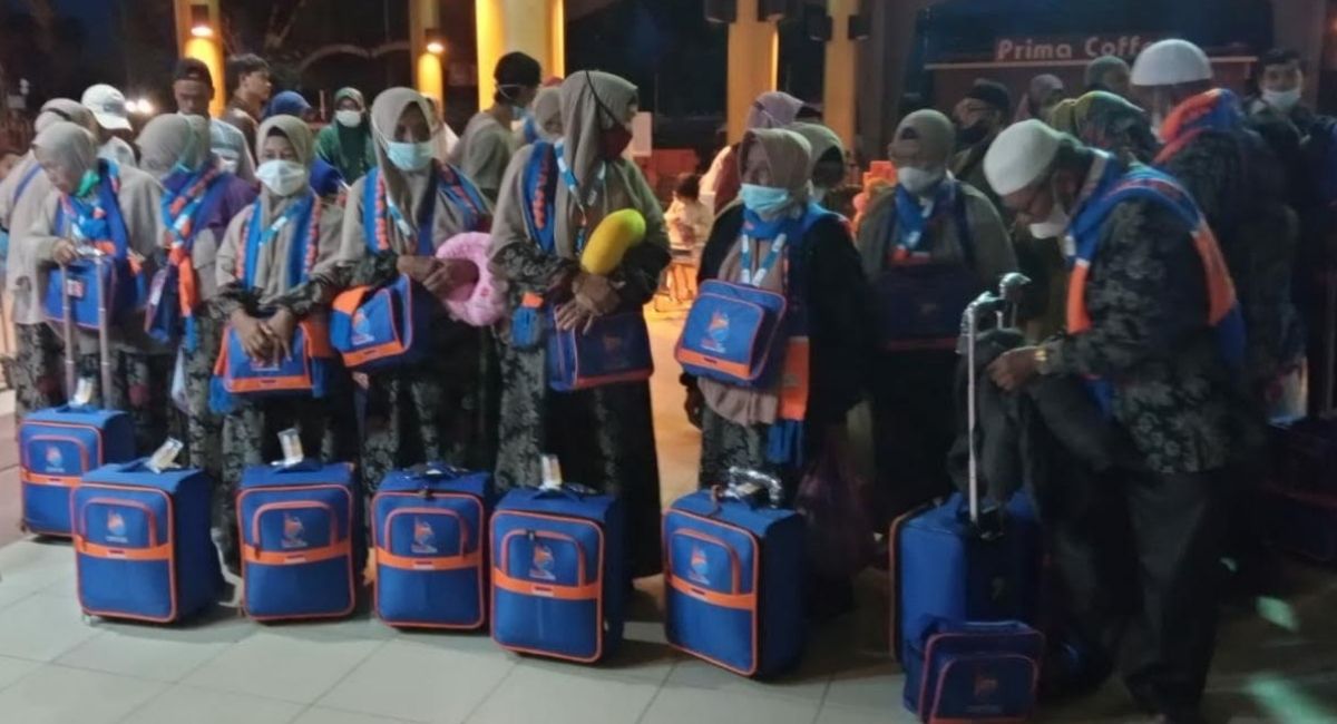 Lepas Puluhan Jamaah Umrah, Kemenag Sumbar Ingatkan Prokes