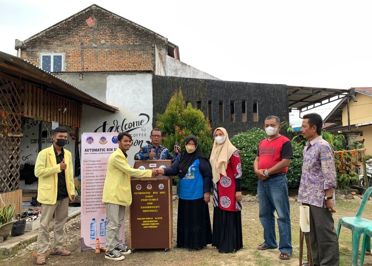 Berita Padang – berita Sumbar terbaru dan terkini hari ini: Kuliah Kerja Nyata Universitas Negeri Padang (KKN UNP) Kelurahan Bungo Pasang, Koto Tangah, Kota Padang, berakhir dengan penyerahan alat tempat sampah otomatis yang bisa menghasilkan uang