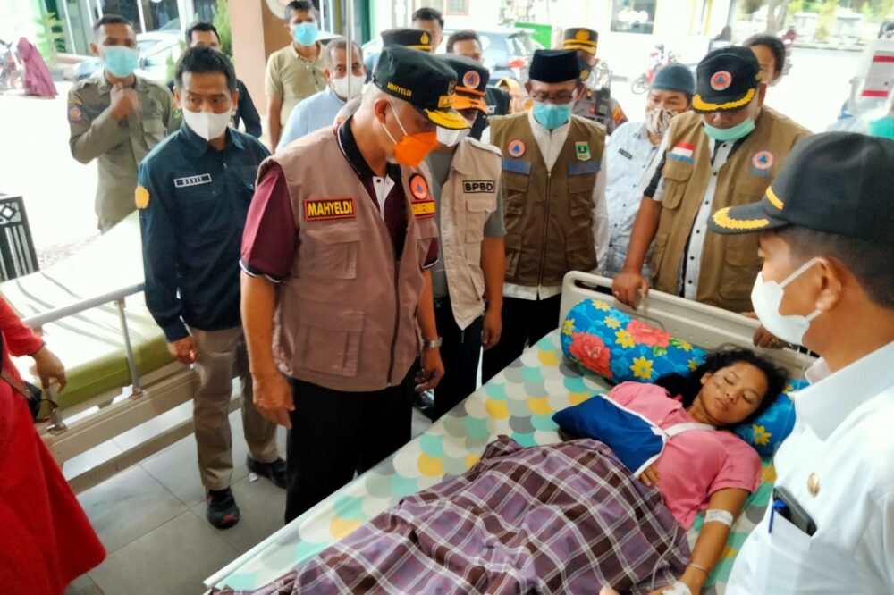 Tinjau Korban Gempa Pasbar, Gubernur: Selamatkan Korban Luka