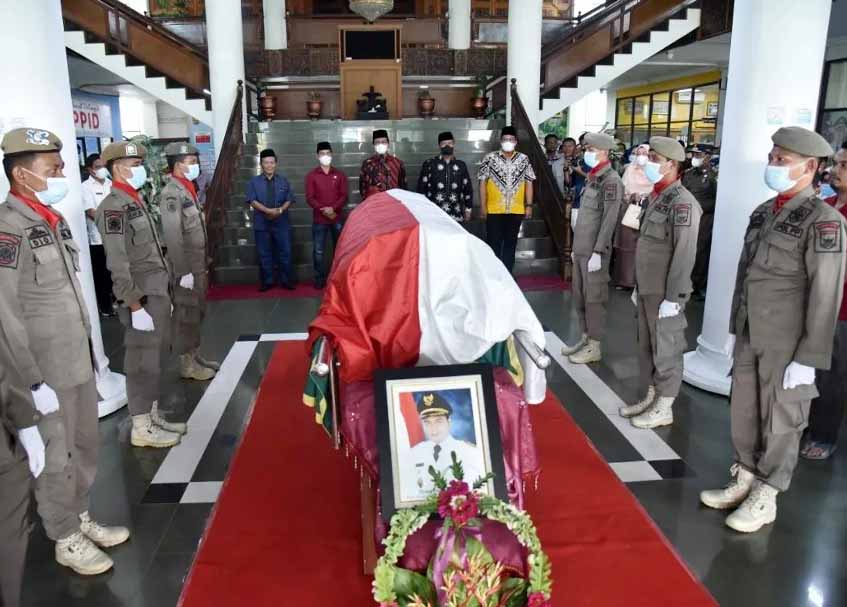Berita Kota Pariaman - berita Sumbar terbaru dan terkini hari ini: Mantan Wawako Pariaman, Helmi Darlis dimakamkan di Koto Marapak.