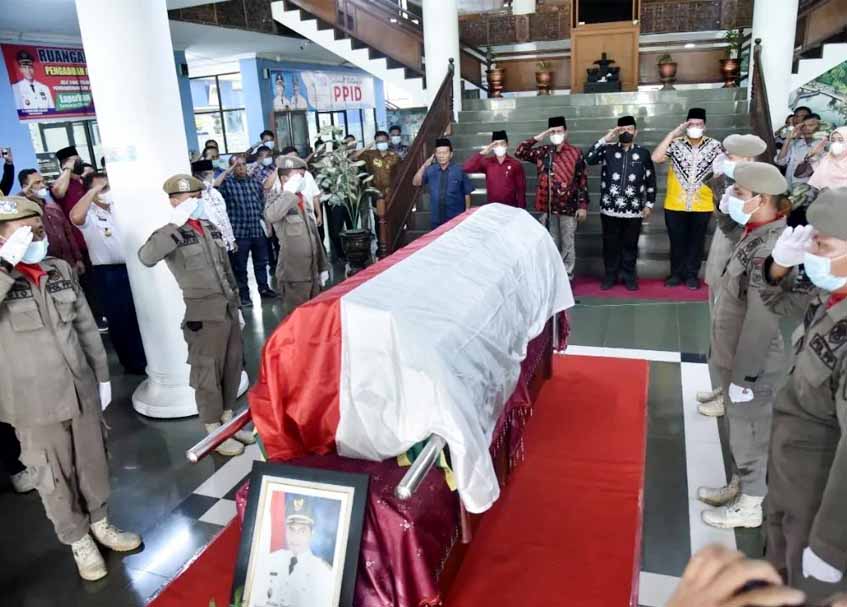 Berita Kota Pariaman - berita Sumbar terbaru dan terkini hari ini: Mantan Wawako Pariaman, Helmi Darlis dimakamkan di Koto Marapak.