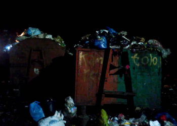 Berita Padang - berita Sumbar terbaru dan terkini hari ini: Dua pemulung yang diamankan DLH Padang itu membongkar kontainer sampah.