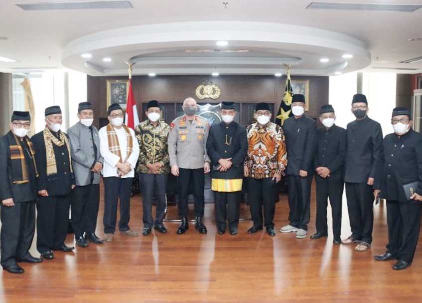 Berita Sumbar terbaru dan terkini hari ini: Rencananya, LKAAM akan memberikan gelar adat untuk Kapolda Sumbar, Irjen Pol Teddy Minahasa.