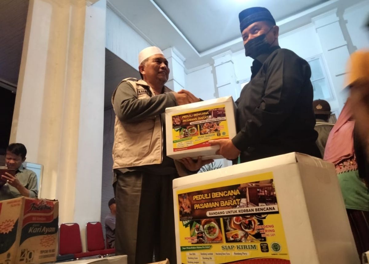 Berita Sumbar terbaru dan terkini hari ini: LKAAM Sumbar menyerahkan bantuan randang untuk para korban gempa di Pasaman Barat.