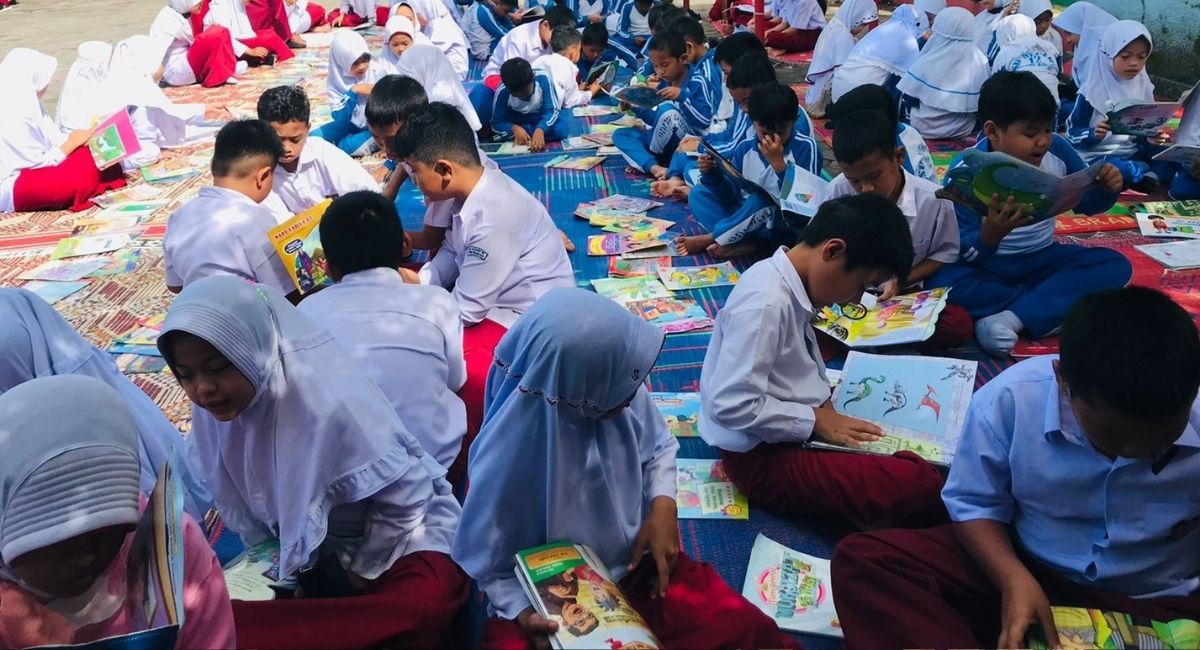 Siswa Sekolah Dasar di Padang Panjang Nikmati Kehadiran Lapak Baca