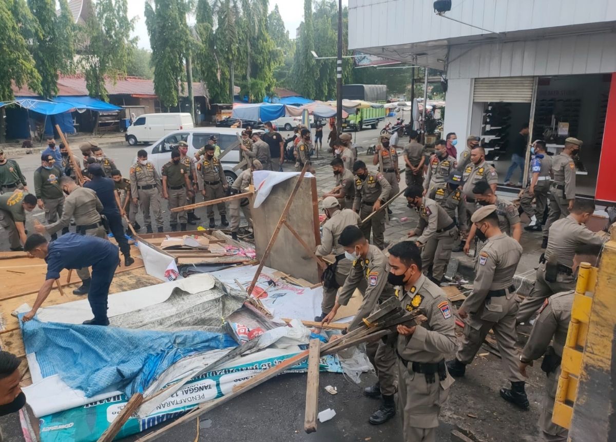 Berita Padang - berita Sumbar terbaru dan terkini hari ini: Satpol PP Kota Padang bongkar 13 lapak PKL di Jalan Hiligoo, Padang Selatan.
