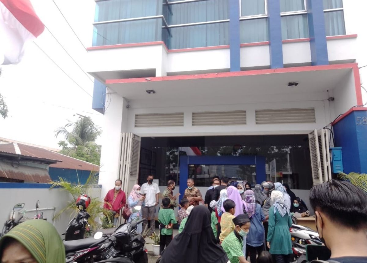 Berita Padang - berita Sumbar terbaru dan terkini hari ini: Belasan ortu Komite Persatuan Wali Murid SD IT Luqman mendatangi Ombudsman