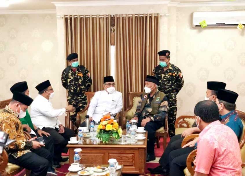 Berita Gempa Pasaman Barat terbaru dan terkini hari ini: Kedatangan kakak kandung Menag RI itu untuk meninjau lokasi gempa di Pasaman Barat.