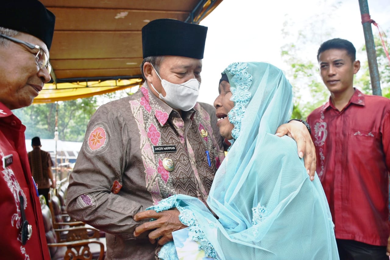 Berita Agam – berita Sumbar terbaru dan terkini hari ini: Niat baik Mardiati menghibahkan sebidang tanah pada pemerintah nagari, berbuah hadiah umrah.