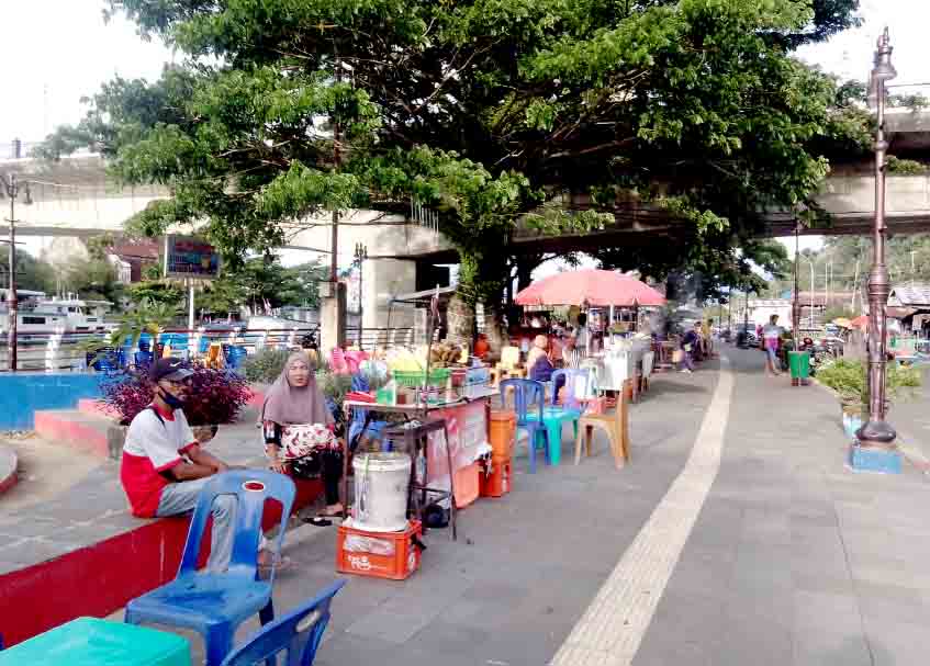 Berita Padang - berita Sumbar terbaru dan terkini hari ini: Jualan di bawah Jembatan Siti Nurbaya sepi pembeli, lokasi juga sempit.