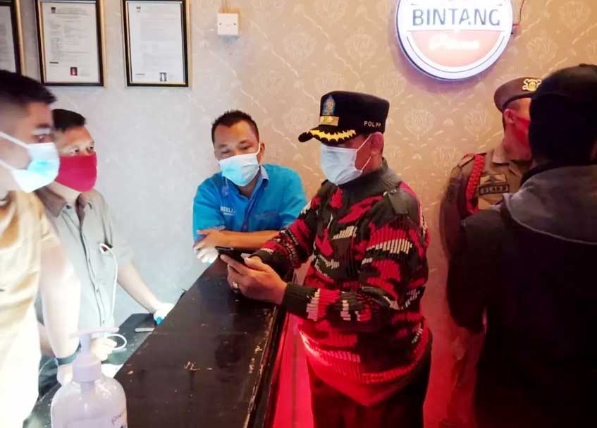 Berita Padang - berita Sumbar terbaru dan terkini hari ini: Satpol PP mengamankan lima pemandu karaoke yang langgar prokes Covid-19.