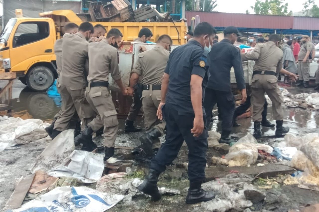 Setelah di Jembatan Sitinurbaya, Pemko Padang Tertibkan PKL di Pasar Lubuk Buaya