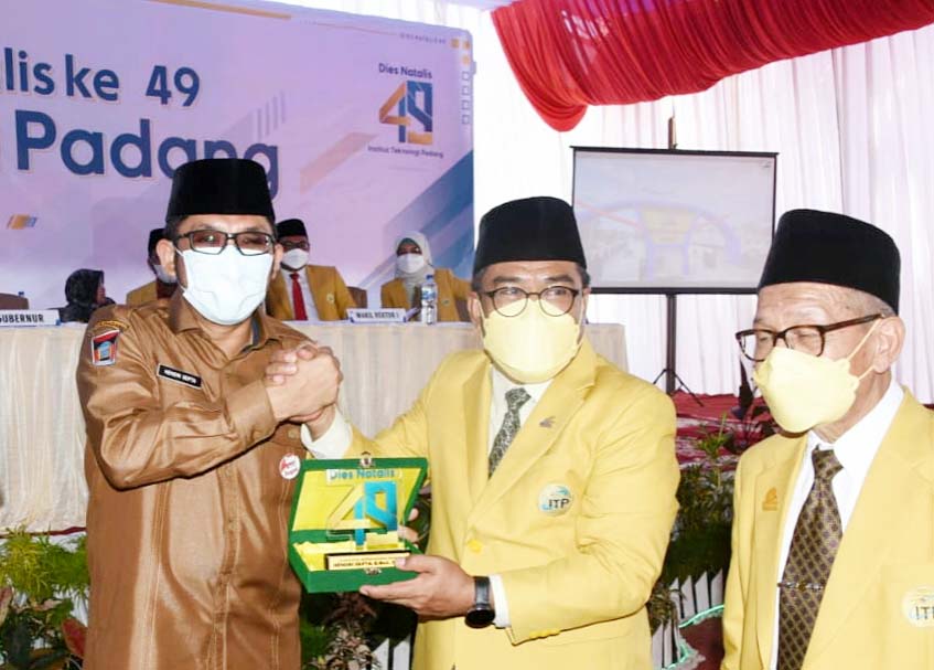 Wako Hendri Septa dinilai sangat peduli terhadap dunia pendidikan, termasuk ITP. Karena itulah penghargaan itu diberikan.