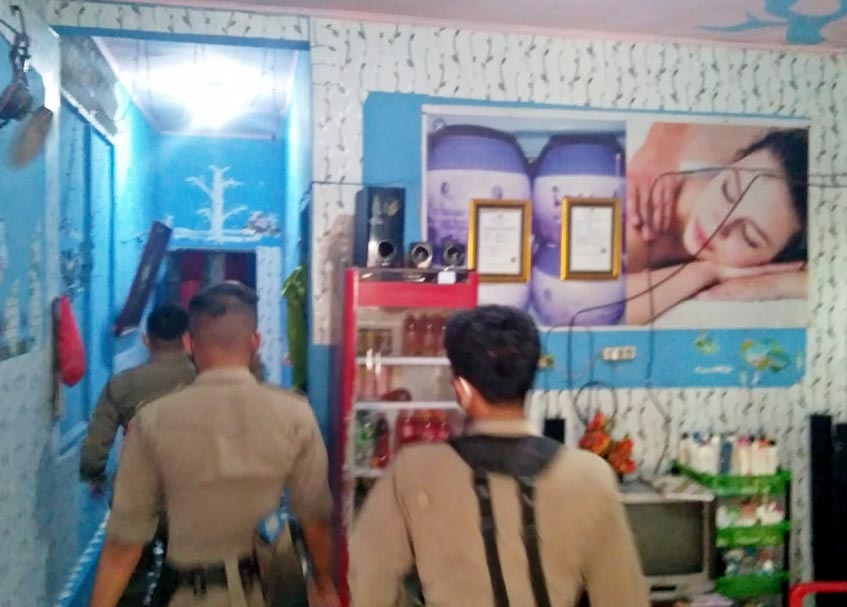 Berita Padang - berita Sumbar terbaru dan terkini hari ini: Dalam razia, ada juga tiga pasangan yang ditemukan di dalam kamar panti pijat.