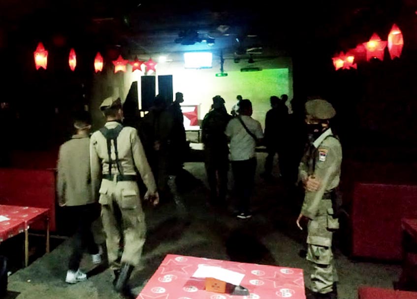 Berita Padang - berita Sumbar terbaru dan terkini hari ini: Dua pasang diamankan di hotel melati dan tiga wanita diamankan di tempat karaoke.