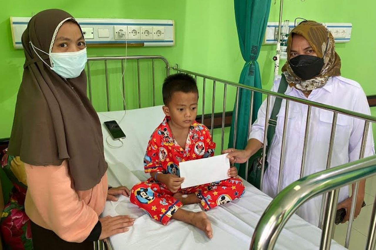 Penderita Saluran Cerna Terima Bantuan Pengobatan dari Andre Rosiade