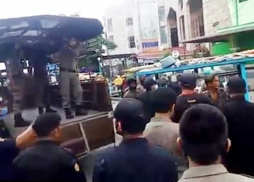 Berita Padang - berita Sumbar terbaru dan terkini hari ini: Personel Satpol PP hanya kena percikan minyak goreng panas yang disiram pedagang.