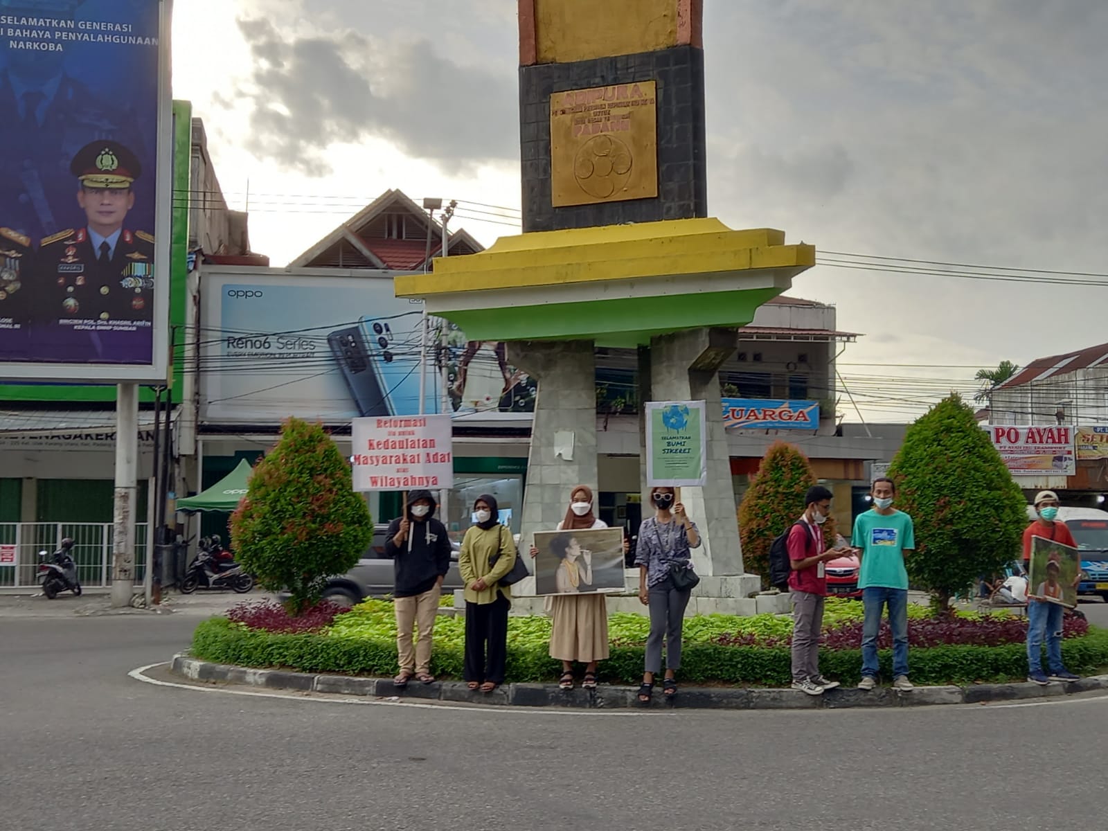 Berita Padang – berita Sumbar terbaru dan terkini hari ini: Sudah tiga hari aksi selamatkan hutan Mentawai berlangsung. Mereka yang tergabung dalam Koalisi Penyelamatan Hutan Masa Depan Mentawai akan melakukan aksi dalam sepekan ini.