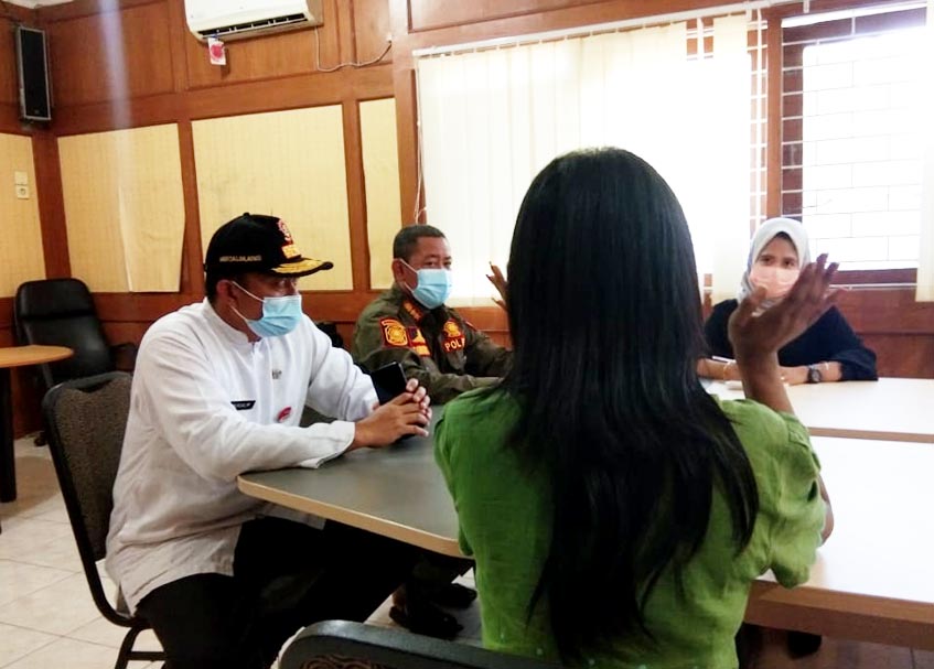 Berita Padang - berita Sumbar terbaru dan terkini hari ini: Enam waria itu diamankan di salah satu kos di kawasan Andalas Kota Padang.