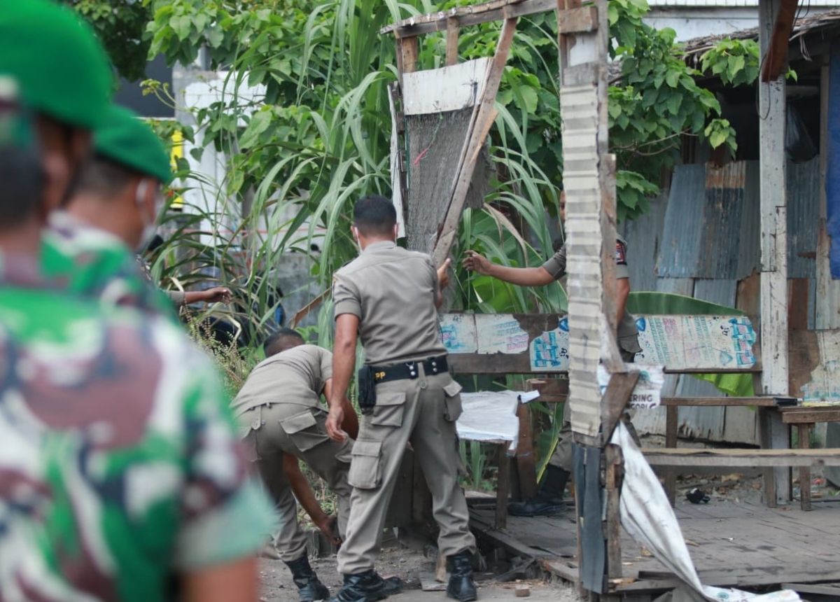 Berita Padang - berita Sumbar terbaru dan terkini hari ini: Bangunan yang berdiri di atas fasum di Lubeg, Kota Padang, dibongkar Satpol PP.
