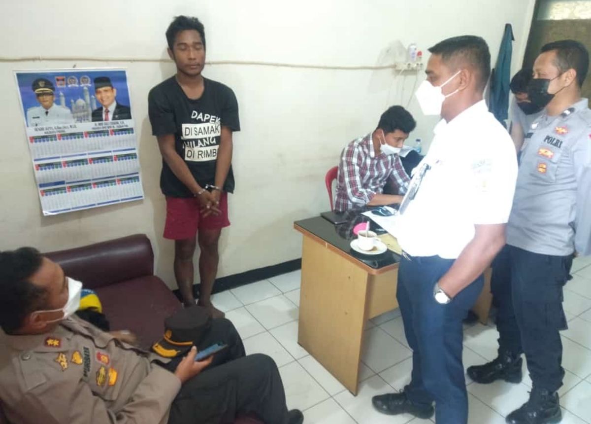 Berita Padang - berita Sumbar terbaru dan terkini hari ini: KAI bersama Polsek Lubuk Begalung mengamankan pria besi plat sambung rel KA.