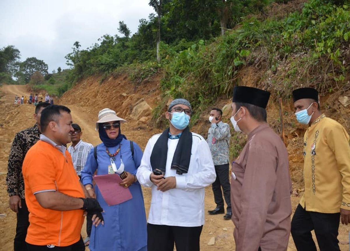 Berita Padang - berita Sumbar terbaru dan terkini hari ini: Pengerjaan pembukaan jalan baru memudahkan akses pengunjung ke Bukit Nobita.