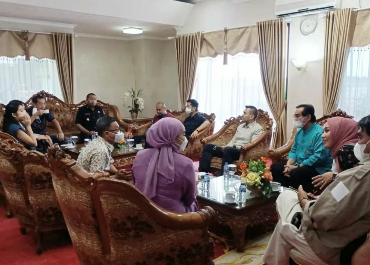 Berita Sumbar terbaru dan terkini hari ini: Rombongan pimpinan PT Cisarua Mountain Dairy atau lebih populer dikenal Cimory, tiba di Sumbar.