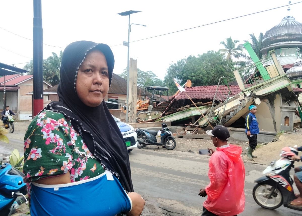 Berita Pasaman - berita Sumbar terbaru dan terkini hari ini: Weny satu dari sekian banyak korban terdampak gempa di Nagari Kajai, Pasaman.