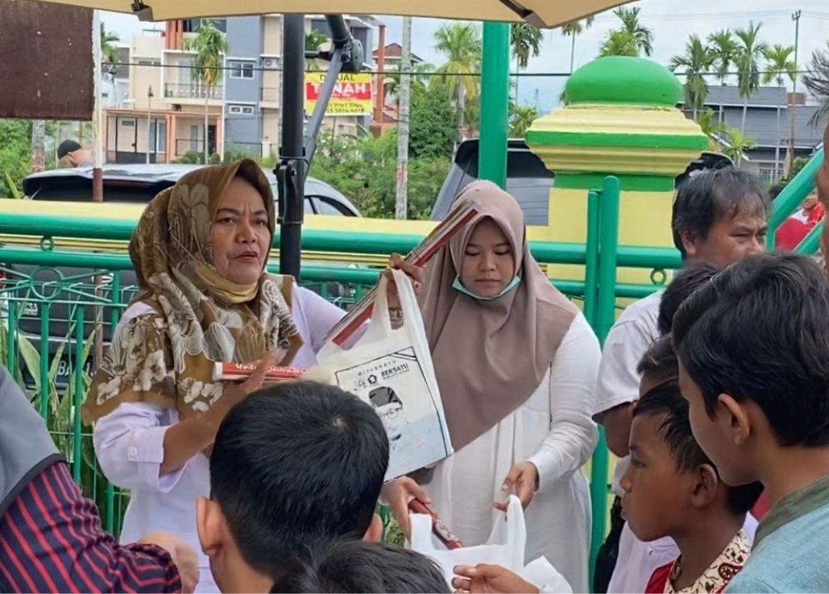 Berita Padang - berita Sumbar terbaru dan terkini hari ini: Jamaah Masjid Al Ikhwan di Kecamatan Padang Timur, menerima nasi kotak.