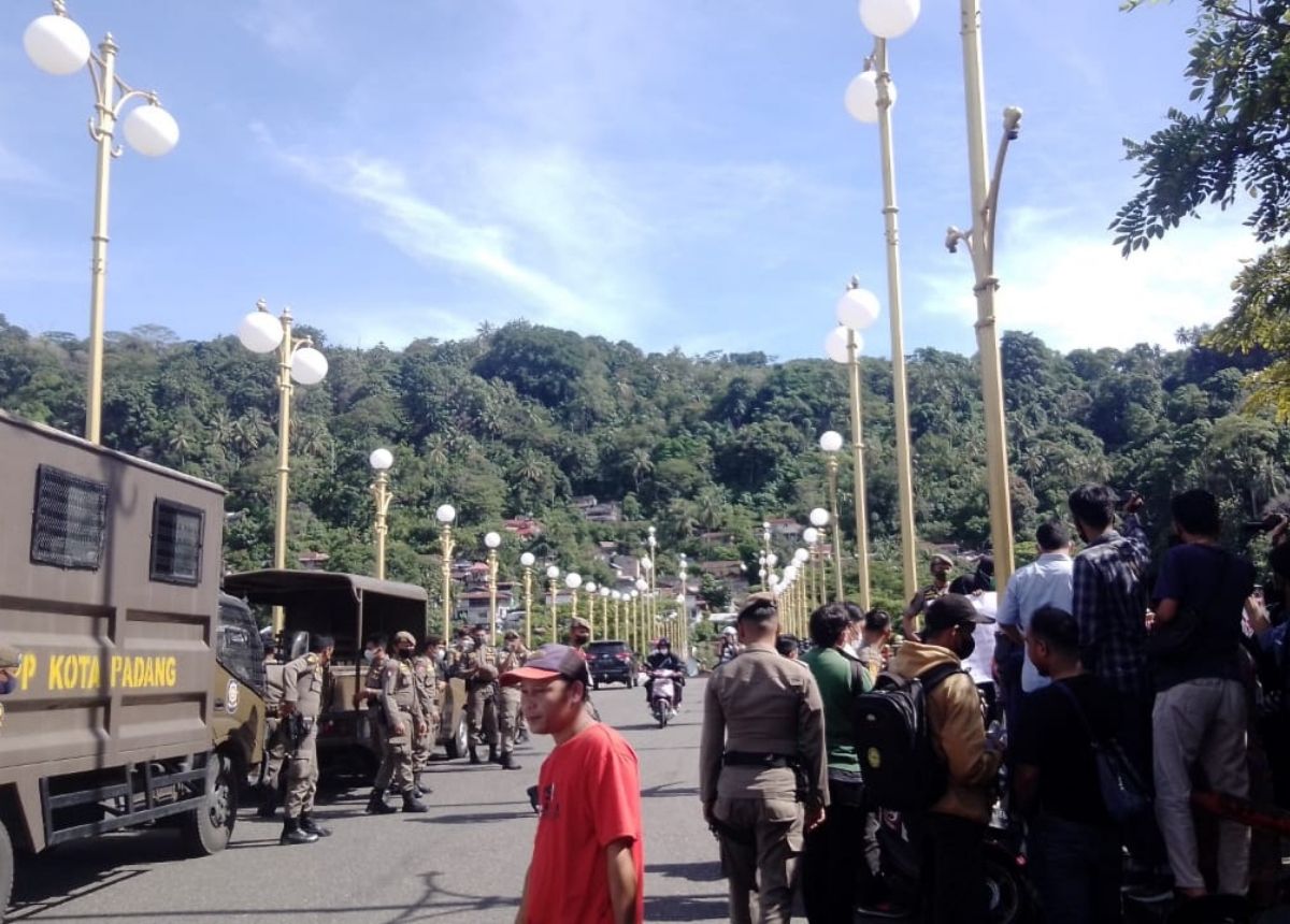 Berita Padang - berita Sumbar terbaru dan terkini hari ini: Pedagang di Jembatan Siti Nurbaya akan dijemput  Satpol PP bertemu Wako Padang