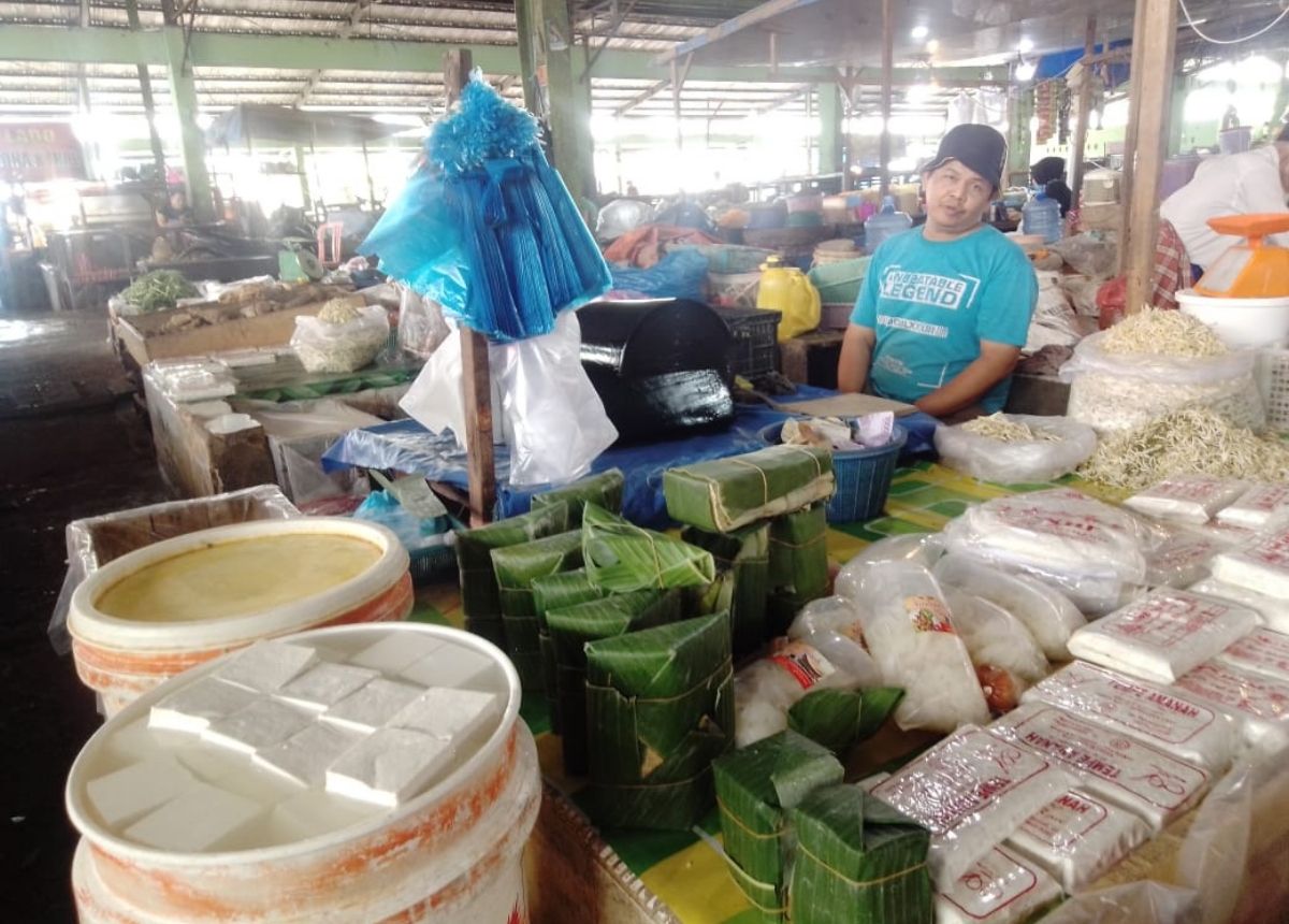 Berita Padang - berita Sumbar terbaru dan terkini hari ini: Pedagang tempe di Padang masih menjual dengan harga normal meski kedelai mahal.