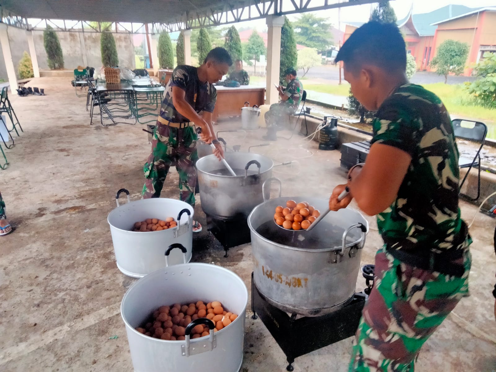 TNI Bantu Dirikan Dapur Umum di Pasaman Barat, Penuhi Seribuan Kebutuhan Pengungsi