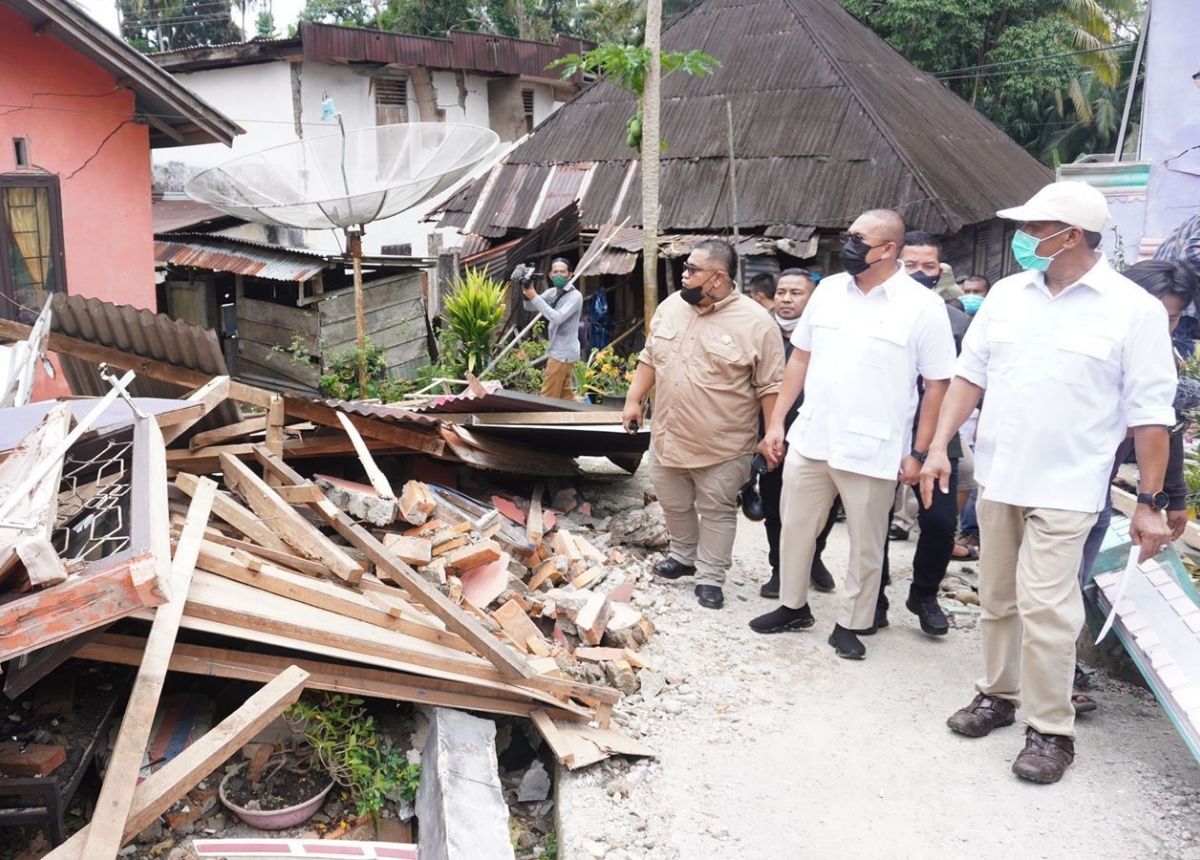 Berita Pasaman Barat - berita Sumbar terbaru dan terkini hari ini: Anggota DPR Andre Rosiade mengantarkan bantuan untuk korban gempa di Pasbar