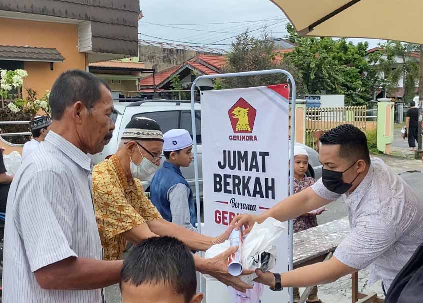 Langgam.id - Jumat Berkah bersama Partai Gerindra tak henti-hentinya digelar anggota DPR RI asal Sumbar Andre Rosiade.