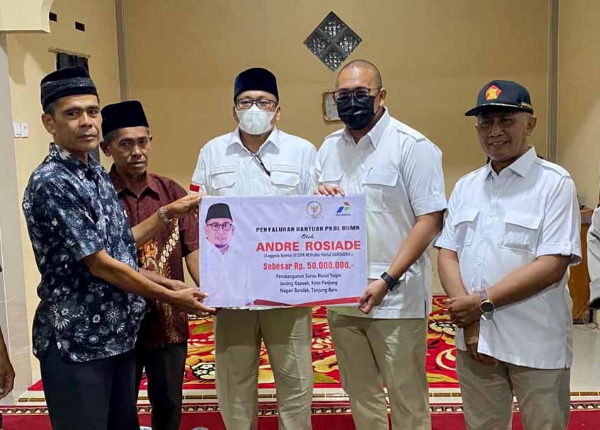 Berita Tanah Datar - berita Sumbar terbaru dan terkini hari ini: Andre Rosiade serahkan bantuan untuk Musala Nurul Yakin Tanah Datar.