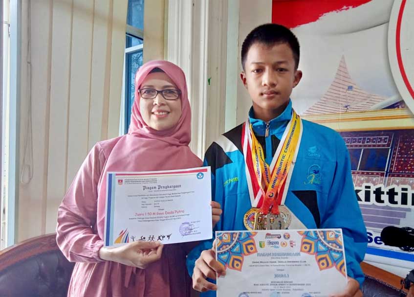 Berita Bukittinggi - berita Sumbar terbaru dan terkini hari ini: Zikrie atlet renang Bukittinggi juara satu pada kejuaraan renang di Riau.