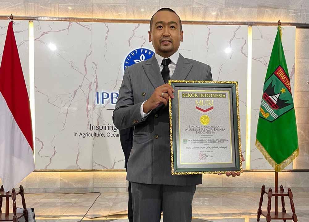 Langgam.id- Wagub Sumbar Audy Joinaldy Dapatkan Rekor MURI