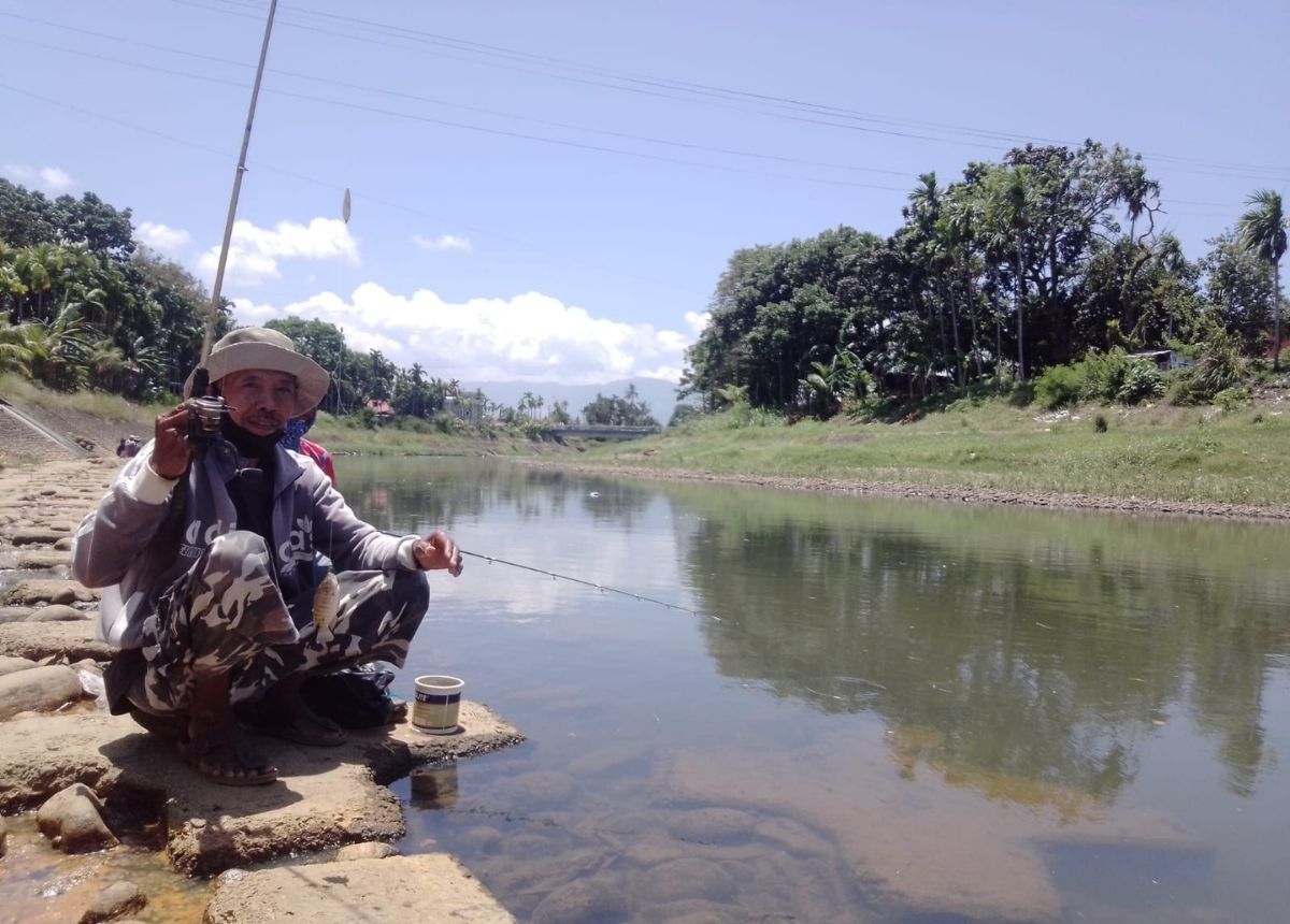 Berita Padang - berita Sumbar terbaru dan terkini hari ini: Hampir tiap hari ditemukan sejumlah warga memancing di Banda Bakali, Kota Padang.