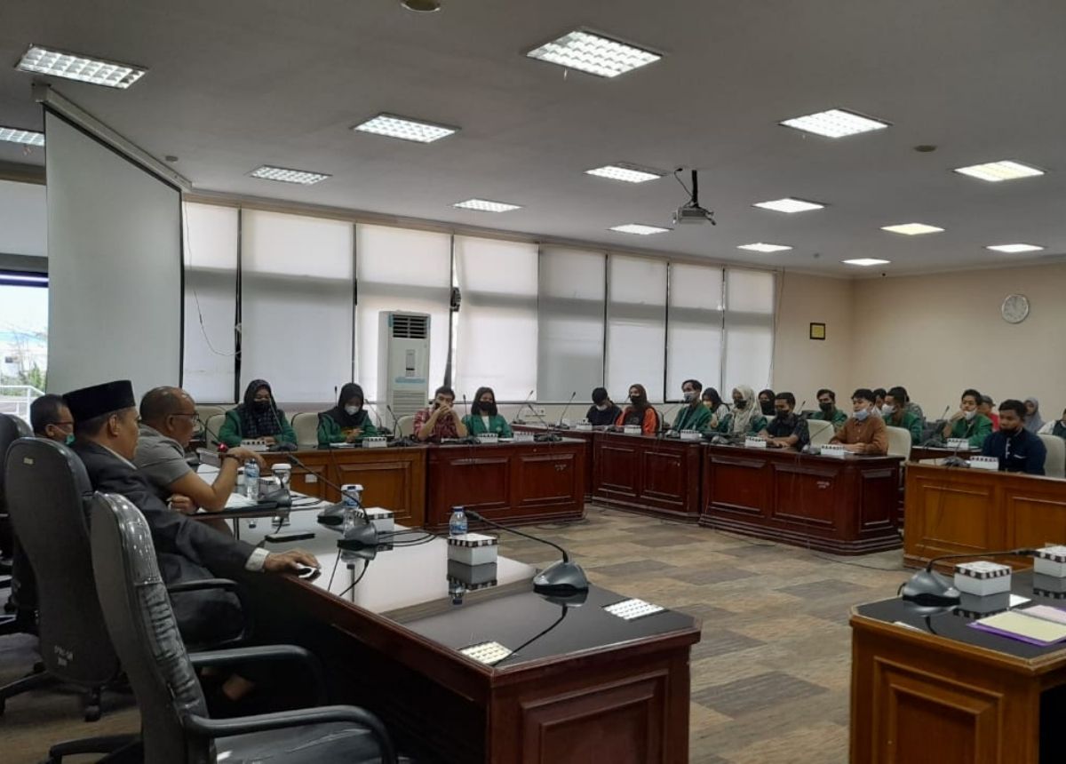 Berita Sumbar terbaru dan terkini hari ini: Mahasiswa Unitas Padang mengunjungi DPRD Sumbar belajar politik dan hukum secara langsung.