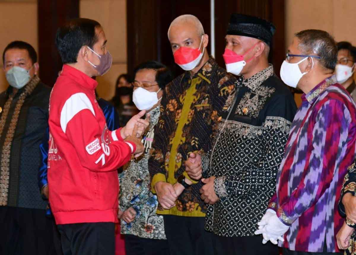 Langgam.id- Presiden Jokowi saat berbincang dengan Gubernur Sumbar