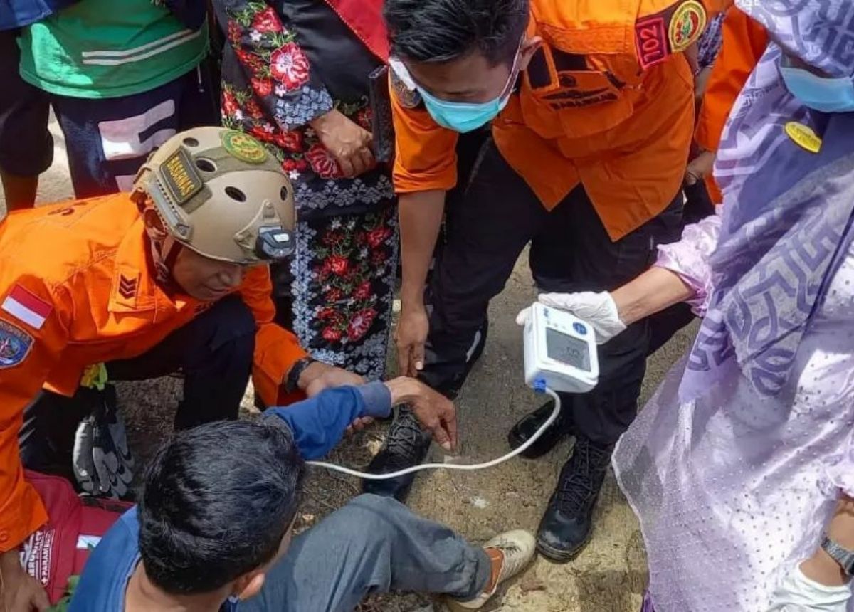 Berita 50 Kota - berita Sumbar terbaru dan terkini hari ini: Seorang pencari madu lebah nyaris jatuh dari atas pohon di Limapuluh Kota.